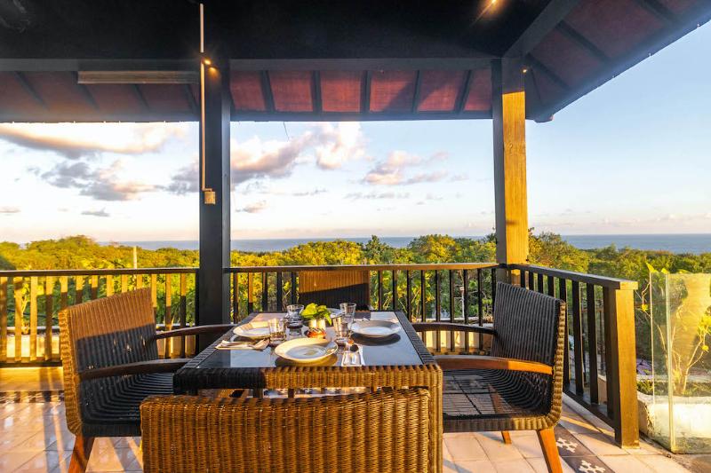 Surya Melasti Exclusive Beach Villa by Sajiwa - Restoran