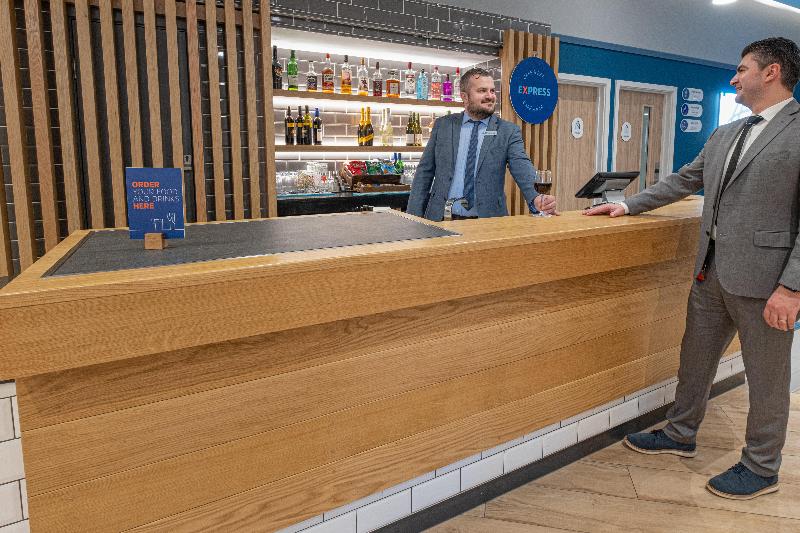 Holiday Inn Express Fleet - Bar