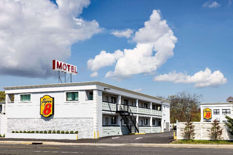 Super 8 by Wyndham Lindenhurst - Genel