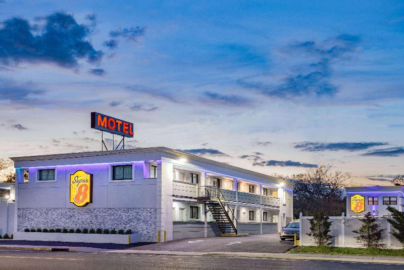 Super 8 by Wyndham Lindenhurst - Genel