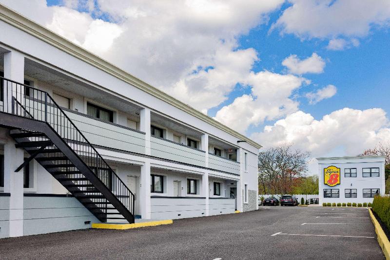 Super 8 by Wyndham Lindenhurst - Genel