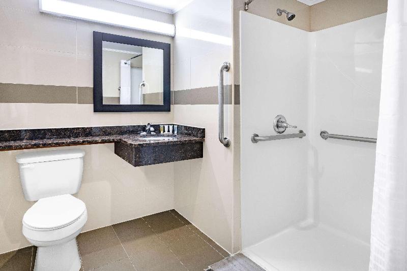 Super 8 by Wyndham Lindenhurst - Oda
