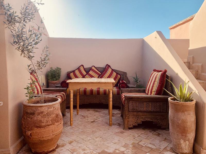 Riad Laksiba - Genel