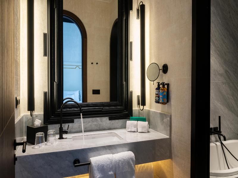 Hotel Montera Madrid, Curio Collection by Hilton - Oda