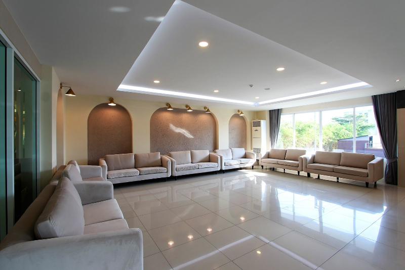 The Leisure Hotel - Lobi