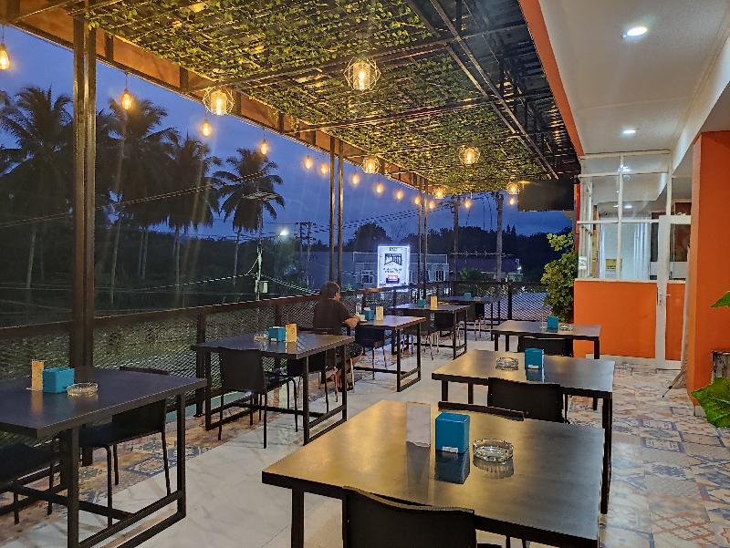 Mel's Inn Manado - Teras