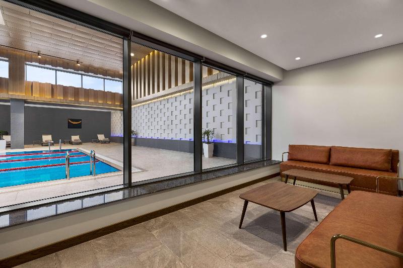 Wyndham Garden Baku - Havuz