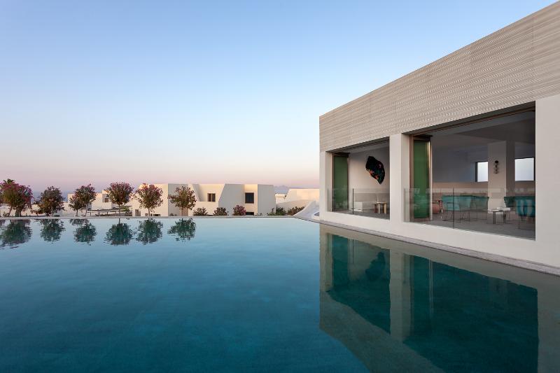 Nous Santorini - Genel