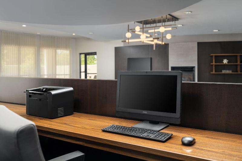 Courtyard By Marriott Kingston - Bar