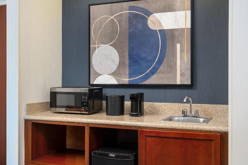 Courtyard By Marriott Kingston - Bar