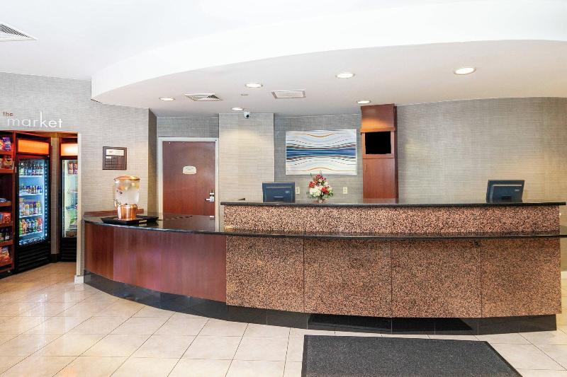 Courtyard By Marriott Kingston - Lobi