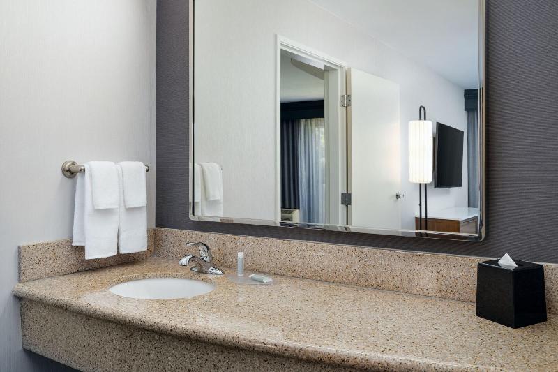 Courtyard By Marriott Kingston - Oda