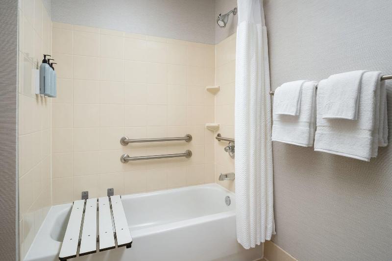 Courtyard By Marriott Kingston - Oda
