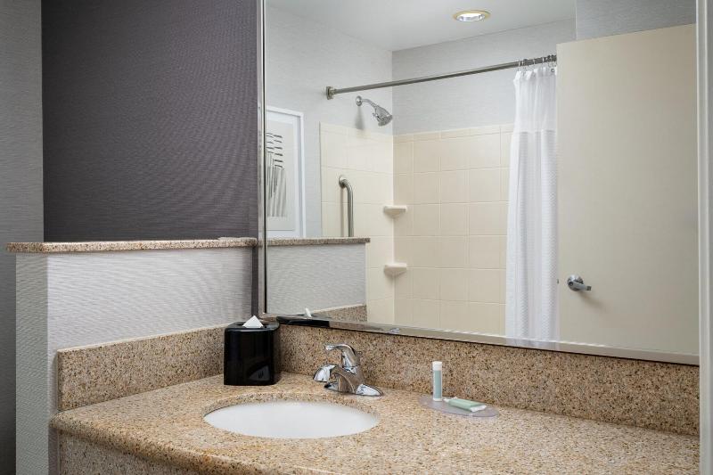 Courtyard By Marriott Kingston - Oda