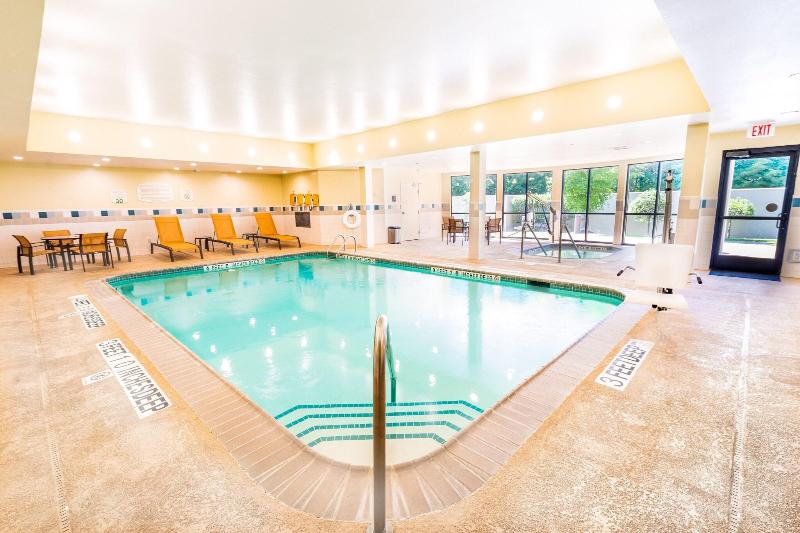 Courtyard By Marriott Kingston - Havuz