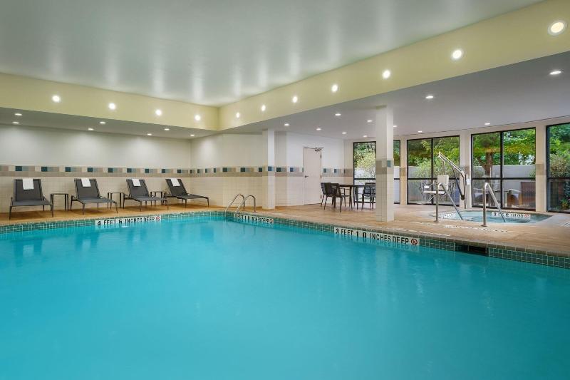 Courtyard By Marriott Kingston - Havuz
