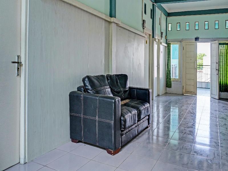 OYO 91731 Home Stay Elis Cateliya Syariah - Lobi