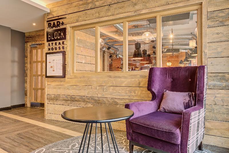 Premier Inn Portsmouth Dockyard - Bar
