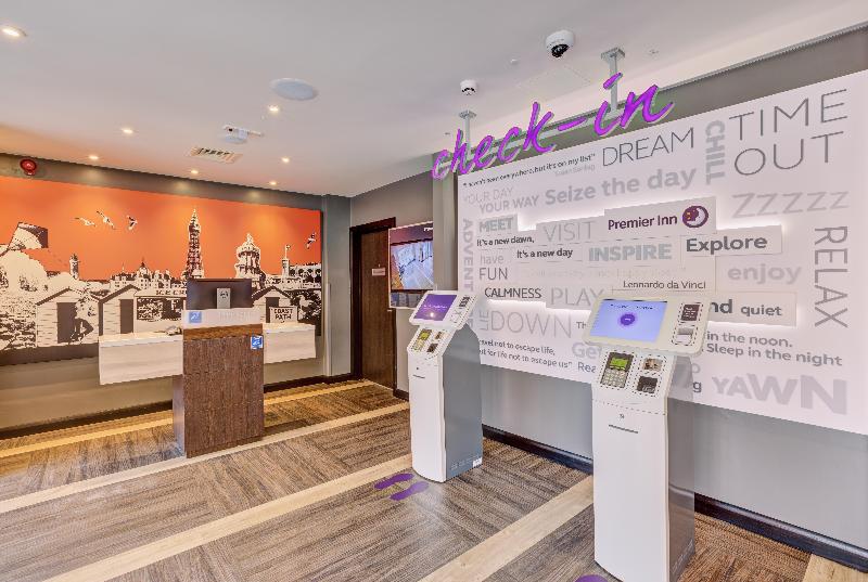 Premier Inn Portsmouth Dockyard - Lobi