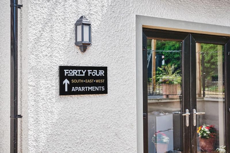 Forty Four North - Oda