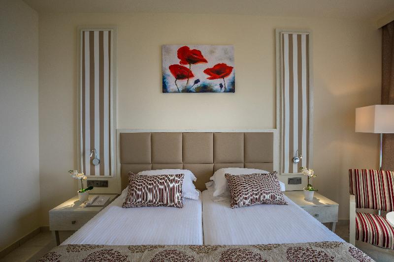 Aquamare Beach Hotel & Spa - Oda