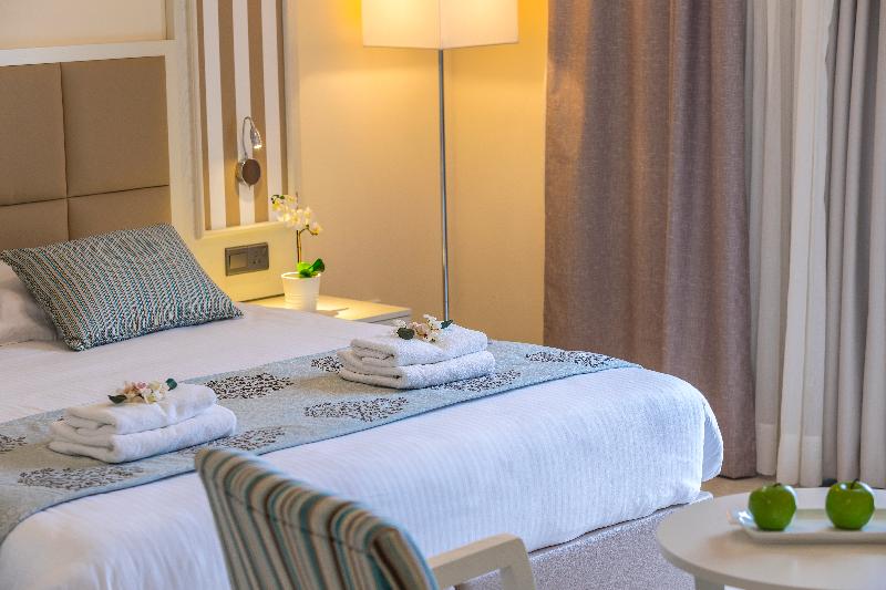 Aquamare Beach Hotel & Spa - Oda