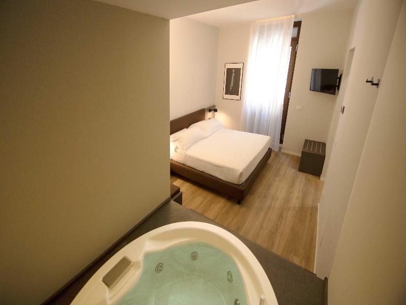 Palazzo Bellocchi Suites Apartments - Oda
