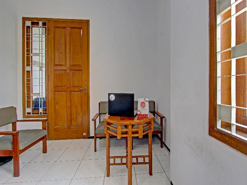 Spot On 91523 Kenari Guesthouse - Lobi