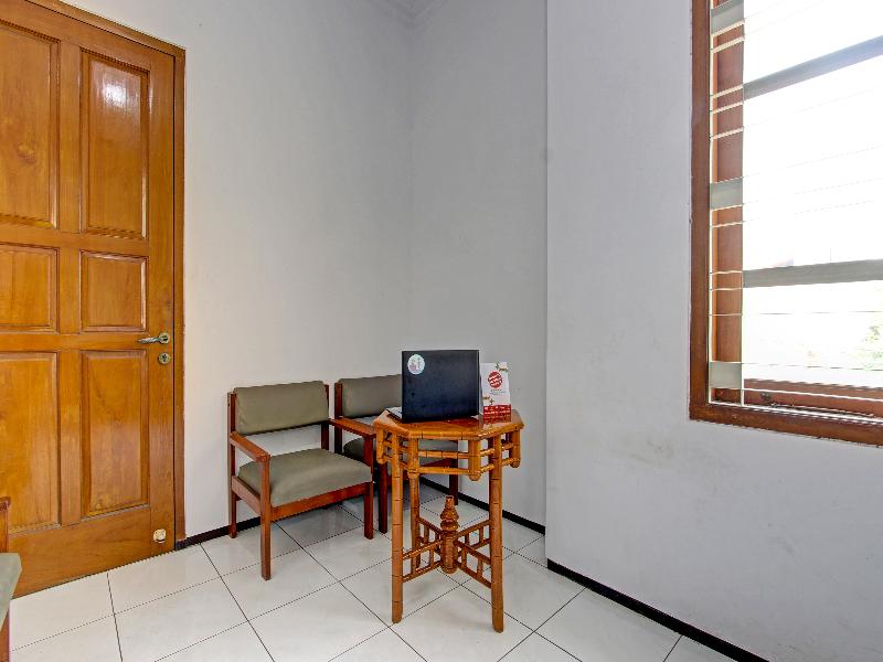 Spot On 91523 Kenari Guesthouse - Lobi