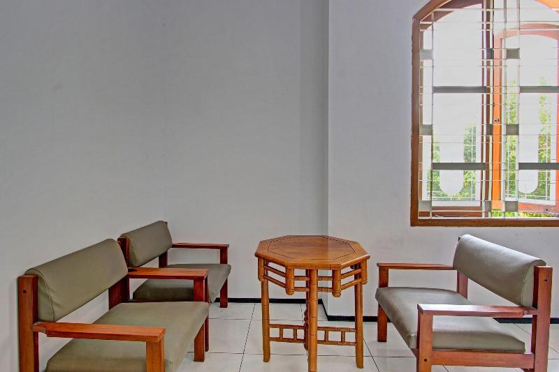 Spot On 91523 Kenari Guesthouse - Lobi