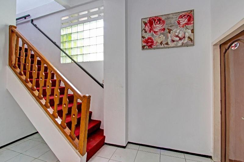 Spot On 91523 Kenari Guesthouse - Lobi