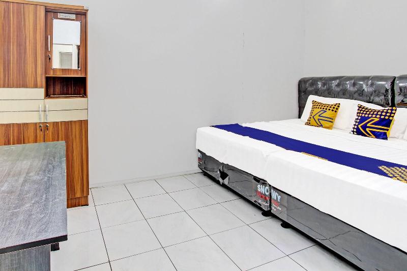 Spot On 91523 Kenari Guesthouse - Oda