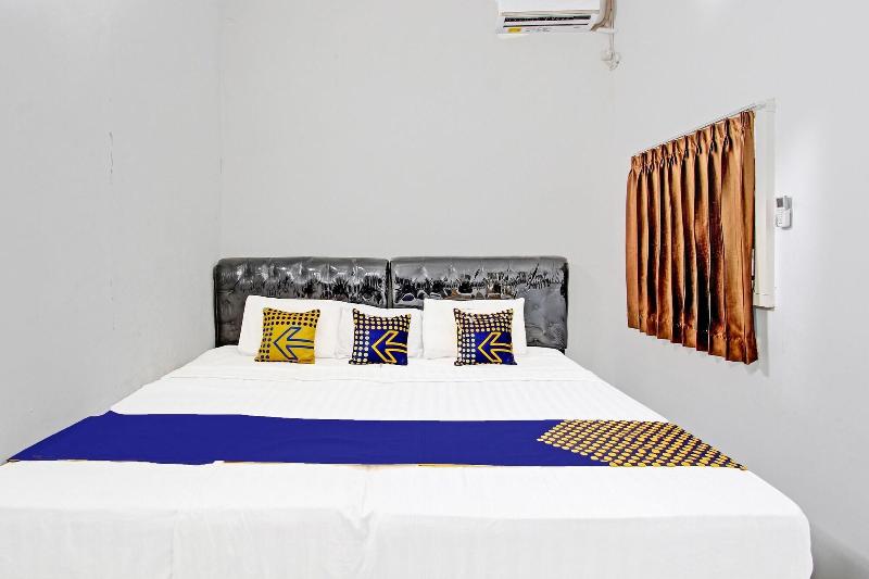 Spot On 91523 Kenari Guesthouse - Oda