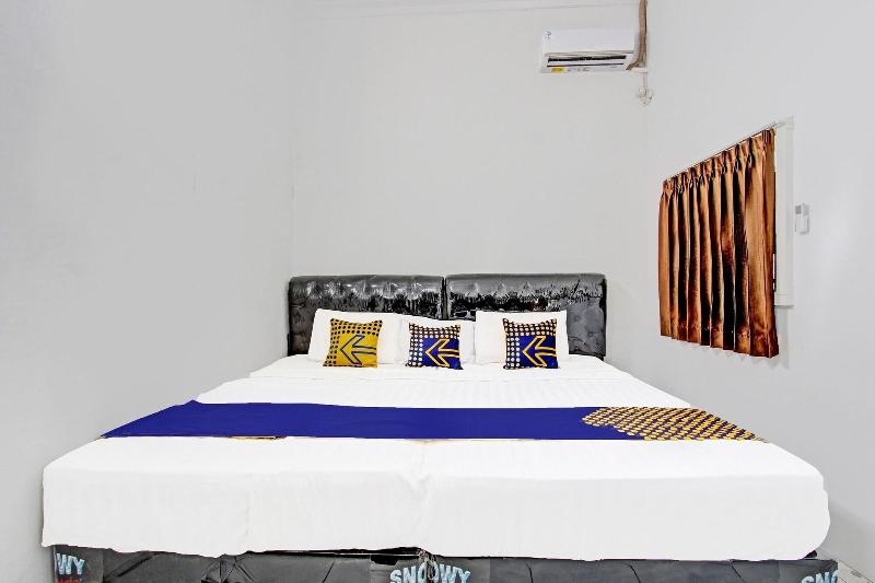 Spot On 91523 Kenari Guesthouse - Oda