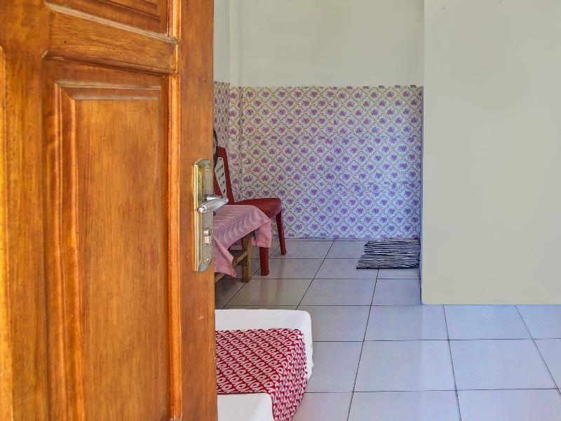 Spot On 91799 Sosonopan Homestay - Oda
