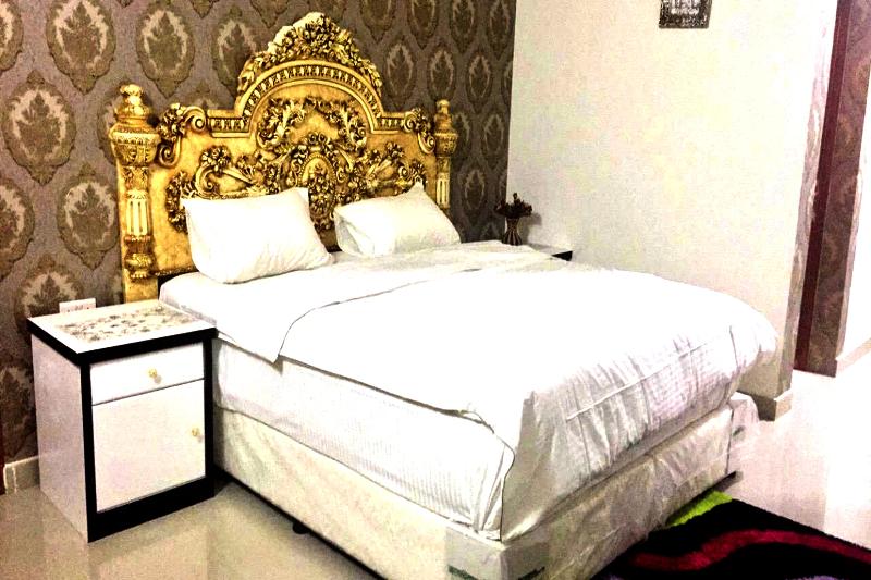Capital O 141 Golden Rays Hotel - Oda