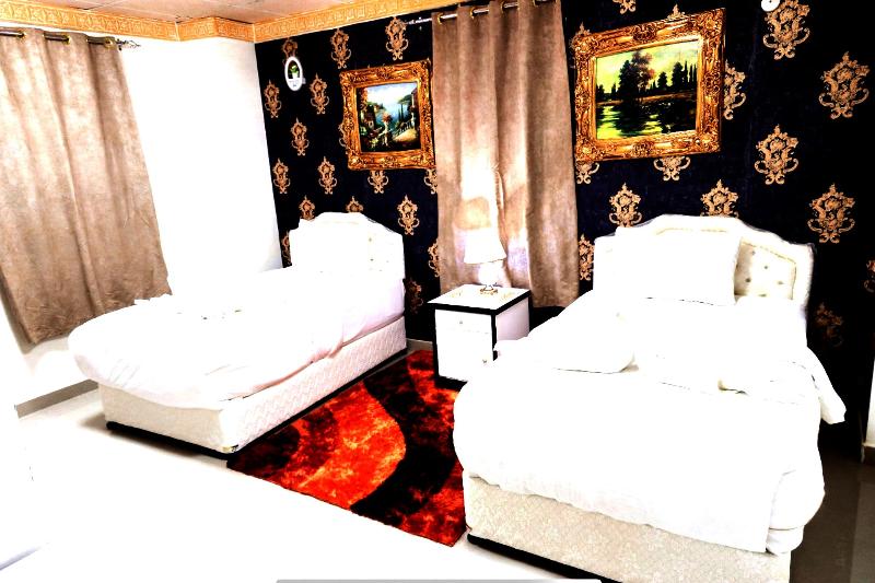 Capital O 141 Golden Rays Hotel - Oda