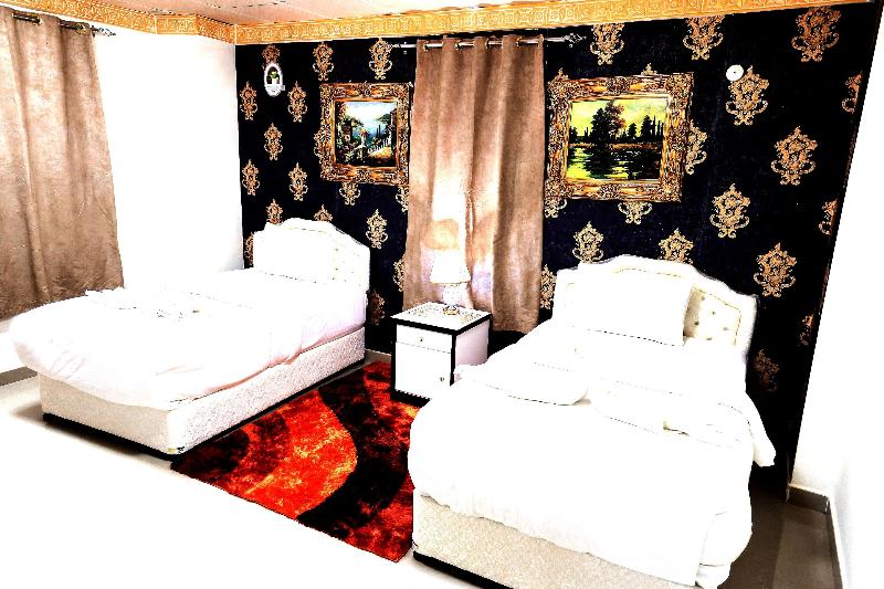 Capital O 141 Golden Rays Hotel - Oda