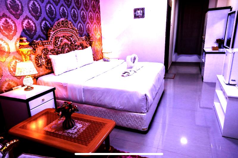 Capital O 141 Golden Rays Hotel - Oda
