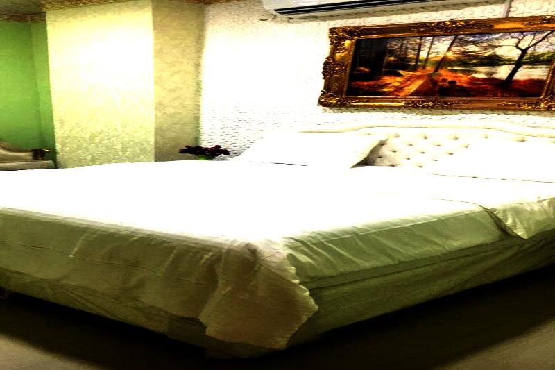 Capital O 141 Golden Rays Hotel - Oda