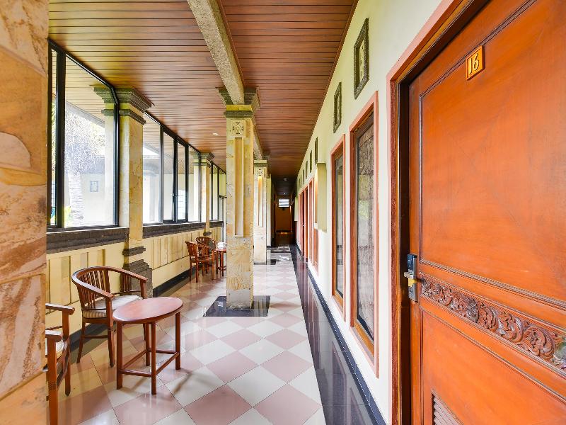 Super OYO Townhouse Oak Maxi Hotel Legian - Lobi