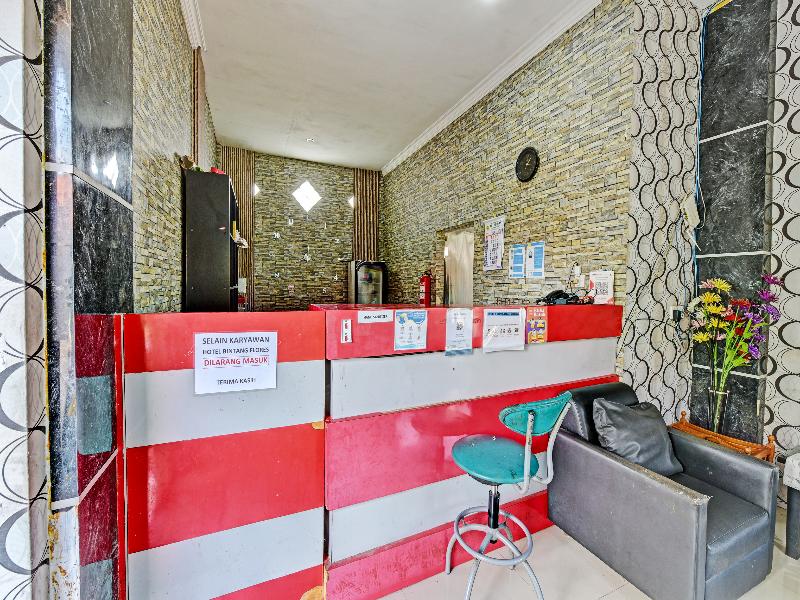 Spot On 91376 Hotel Bintang Flores - Lobi