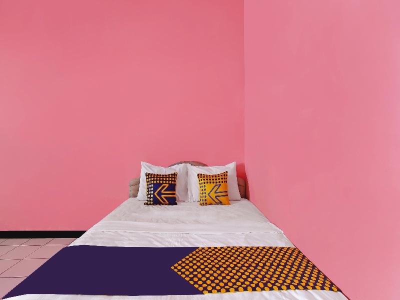 Spot On 91563 Hotel Meilias - Oda