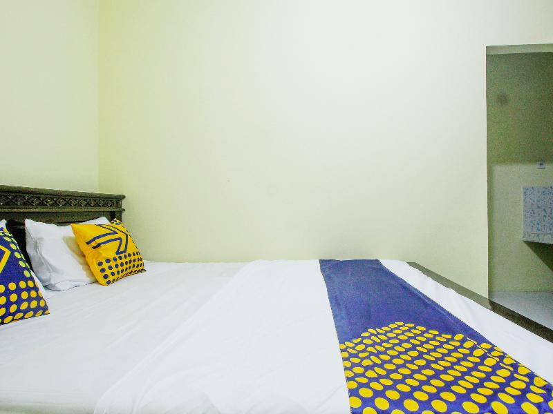 SPOT ON 91606 Nadin Guest House Syariah - Oda