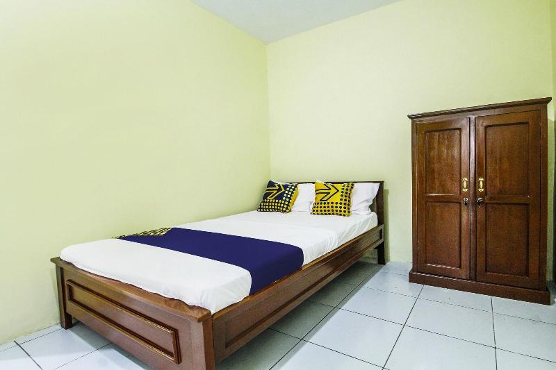 SPOT ON 91606 Nadin Guest House Syariah - Oda