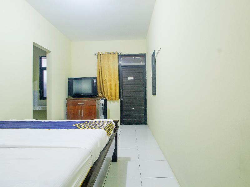 SPOT ON 91606 Nadin Guest House Syariah - Oda