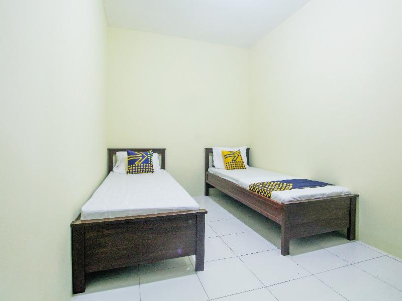 SPOT ON 91606 Nadin Guest House Syariah - Oda