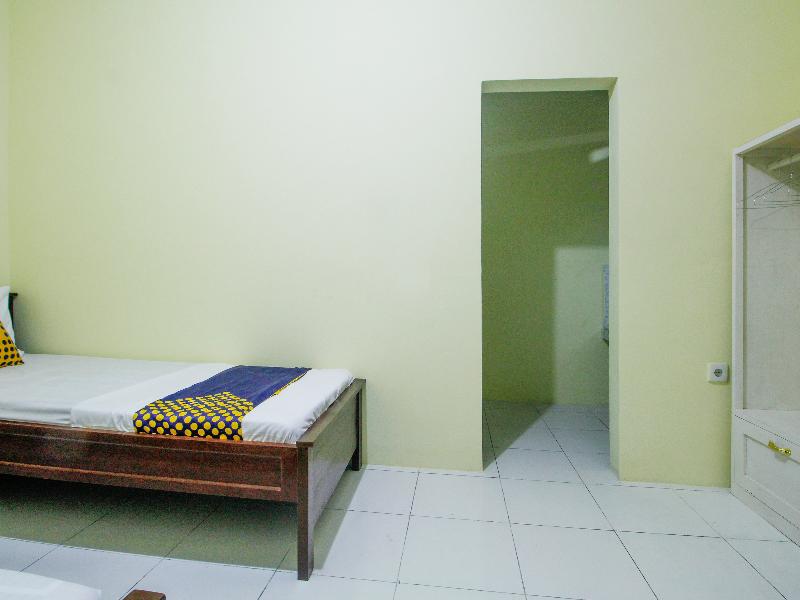 SPOT ON 91606 Nadin Guest House Syariah - Oda