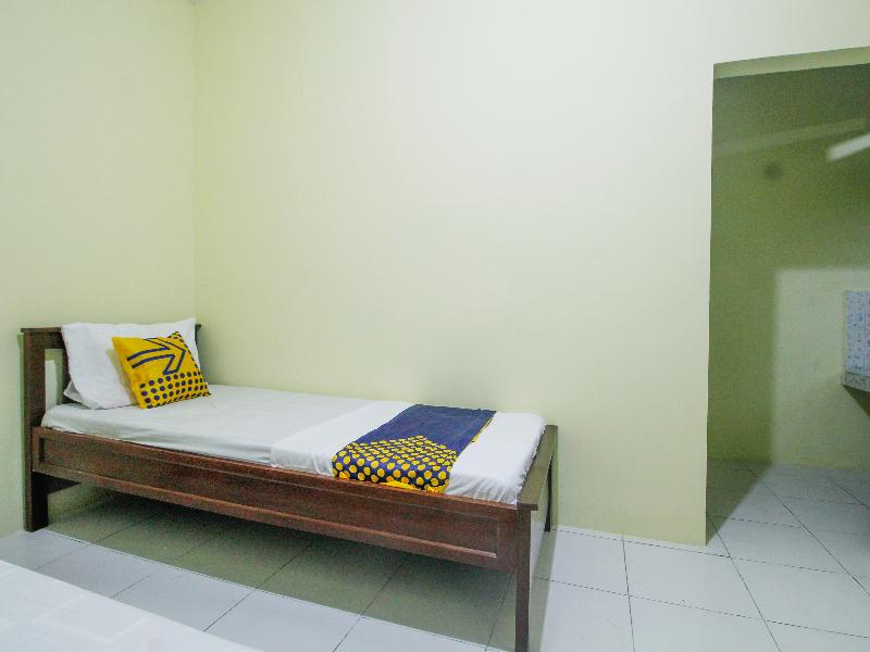 SPOT ON 91606 Nadin Guest House Syariah - Oda
