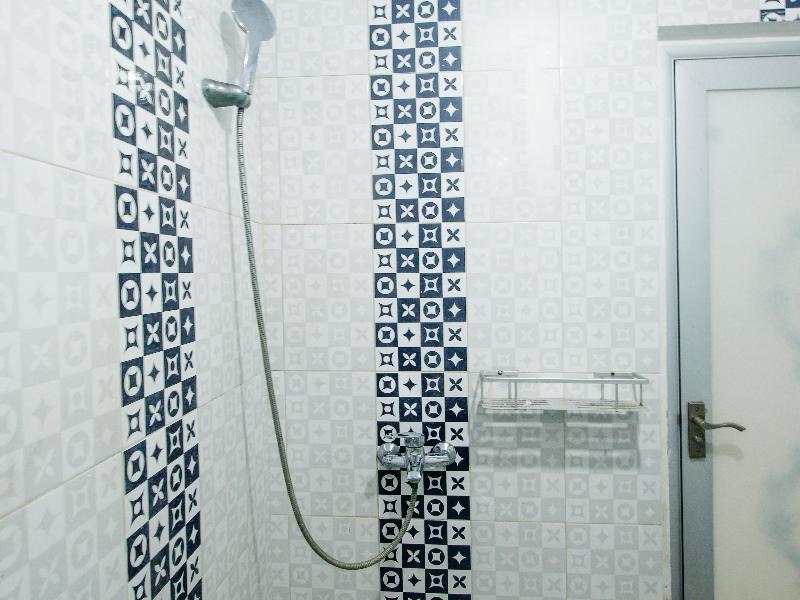 SPOT ON 91606 Nadin Guest House Syariah - Oda